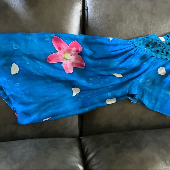 Soft Surrounding is a soft and comfortable blouse with inlay crochet neck line, - Picture 3 of 5